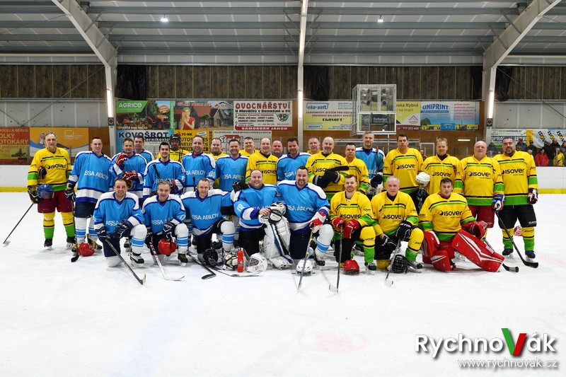 společná fotografie - 3. ročník charitativního utkaní hokejistů ASSA ABLOY a ISOVER